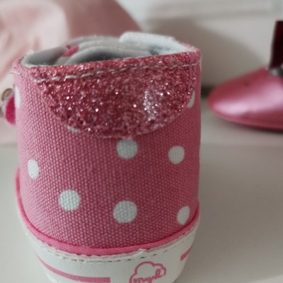 Sapato infantil cor-de-rosa com bolinhas brancas e detalhe brilhante rosa