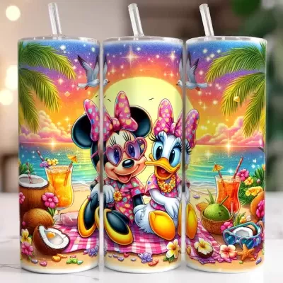 Três copos térmicos com ilustração de Minnie e Margarida na praia ao pôr do sol, rodeadas de cocos e flores tropicais