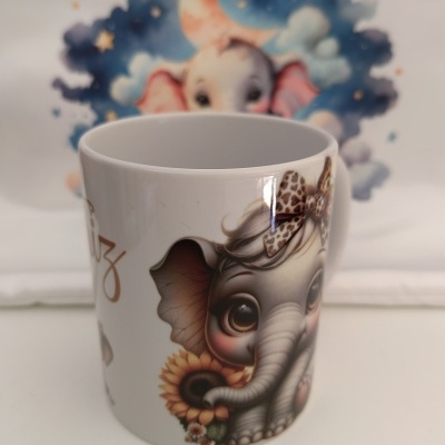 Copo branco com desenho de elefante cinzento e girassol