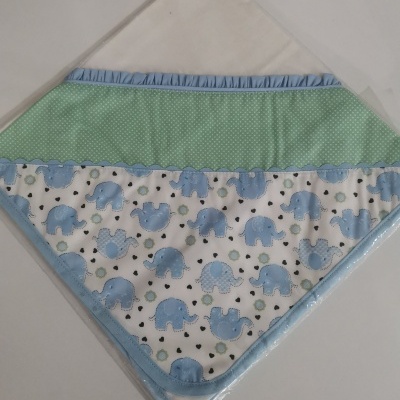 Fralda de bebé com padrão de elefantes azuis e tecido verde