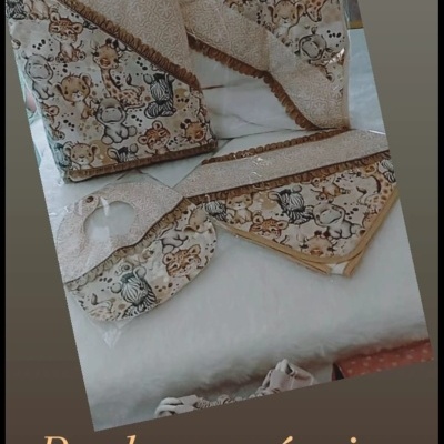 Conjunto económico para bebé com tecidos de animais e detalhes em renda castanha.