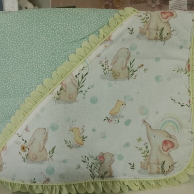 Fralda de bebé com padrão de animais e bordado amarelo