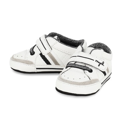 Sapatilhas brancas com detalhes cinza e pretos, fecho em velcro, etiqueta 'myxl'