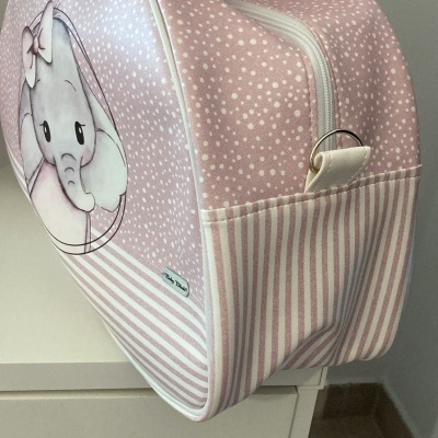 Mala rosa com elefante bebé e padrão de bolinhas e riscas