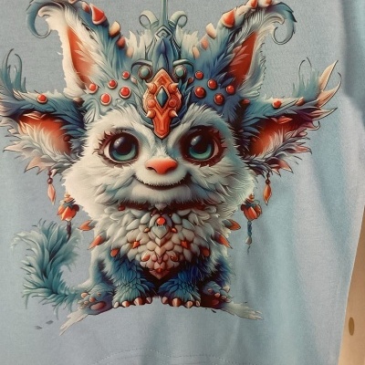 T-shirt azul claro com estampa de criatura fantástica colorida