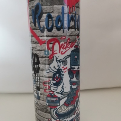 Lata cilíndrica com design gráfico colorido e texto