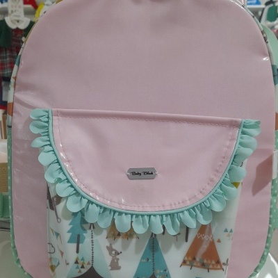 mochila infantil rosa com bolso estampado e detalhes em franja azul clara