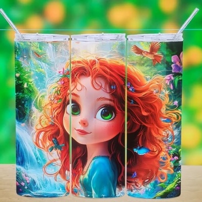 Três copos altos transparentes com imagem colorida de rapariga ruiva e natureza