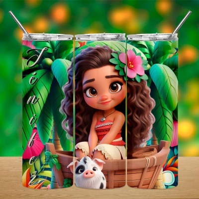 Copos metálicos altos decorados com a personagem Moana e porquinho Pua, com canudos, sobre mesa de madeira e fundo verde desfocado