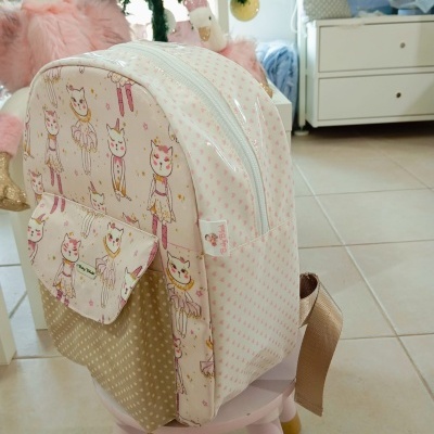 Mochila para criança com padrão de gatinhos em tons pastel