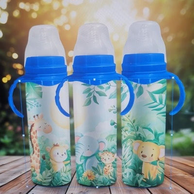 Três biberões infantis com tampas e pegas azuis e desenhos de animais da selva