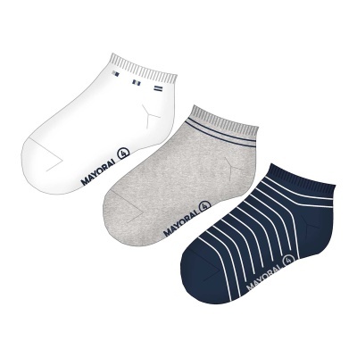 Três pares de meias infantis nas cores branco, cinza e azul com riscas brancas, da marca MAYORAL