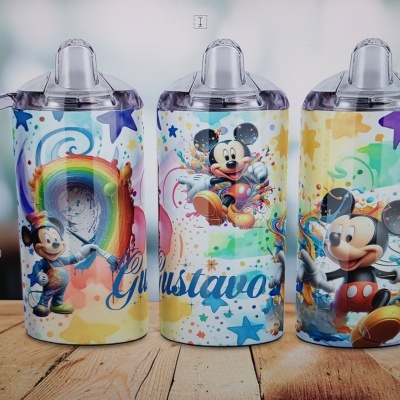 Três copos infantis com tampa e bico, decoração do Mickey Mouse e texto 'Gustavo'
