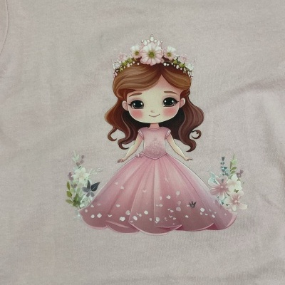 Camisola rosa claro com desenho de menina e flores