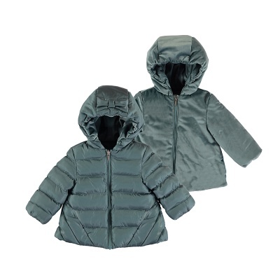 Duas jaquetas de criança verde-acinzentadas com capuz, uma acolchoada e outra lisa