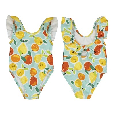 Dois fatos de banho infantis com estampa de frutas e folhos nas alças.