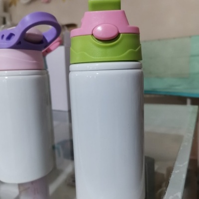 Garrafa de plástico branca com tampa colorida e bico transparente