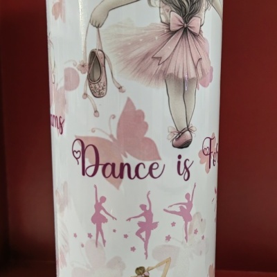 Lata branca cilíndrica com bailarinas e texto Dance is F