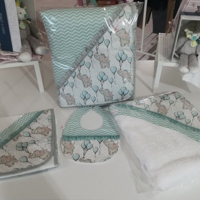 Conjunto de acessórios para bebé com padrão de balões e detalhes verdes