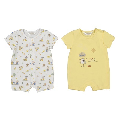 Dois macacões de bebé, um branco com padrão e outro amarelo com desenho central