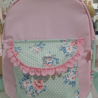 Mochila rosa com bolso frontal floral e babados cor-de-rosa