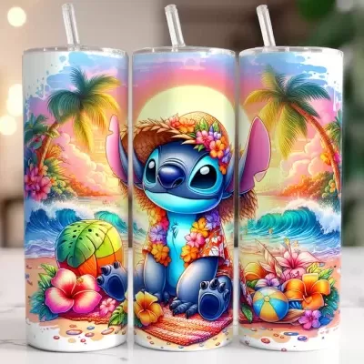 Três copos altos de plástico com desenho colorido de praia tropical e personagem azul com chapéu e colar de flores.