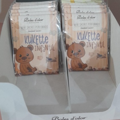 Sachês perfumados Kukette Infantil com ilustração de urso em embalagem bege e caixa branca