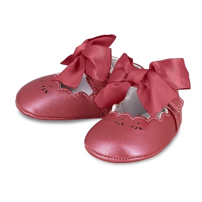 Sapatos infantis cor de rosa metálico com laços de fita