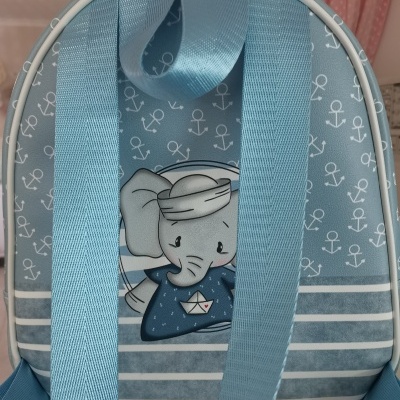 Mochila infantil azul com elefante vestido de marinheiro e padrão de âncoras