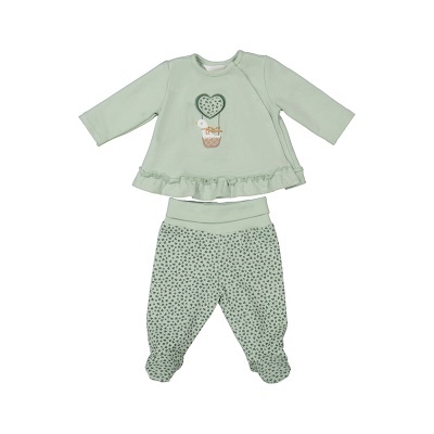 Conjunto de roupa de bebé com camisola verde de mangas compridas e calças verdes com pequenos corações