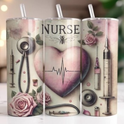 Três copos térmicos decorados com motivos de enfermagem em tons rosa e bege.