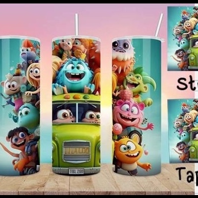 Copos animados com personagens coloridos em carrinha verde amarela com texto Straight e Tapered