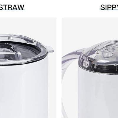 Dois copos infantis brancos, um com tampa para palha, outro com bico e alças transparentes.