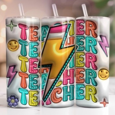 Três copos coloridos com canudo e padrão de letras e símbolos multicoloridos.