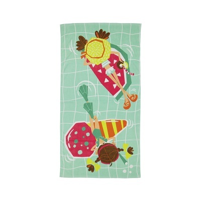 Toalha de praia com desenho de crianças a nadar numa piscina azul clara