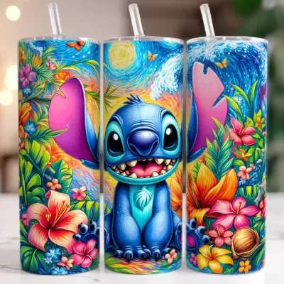 Três copos altos com canudo e decoração colorida com flores e personagem azul sorridente.
