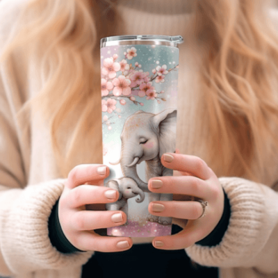 Copo térmico decorado com elefantes e flores, segurado por uma pessoa