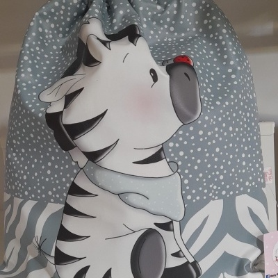 Mochila de tecido cinzento com desenho de zebra e joaninha