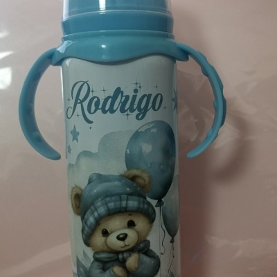 Biberão azul com ursinho e nome Rodrigo