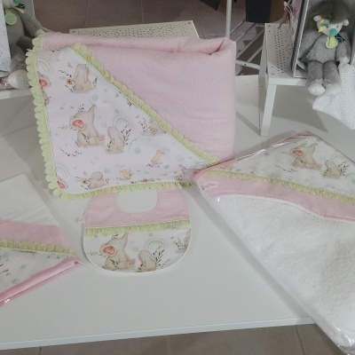 Toalhas e babete para bebé com estampado de coelhinhos e flores em branco e rosa