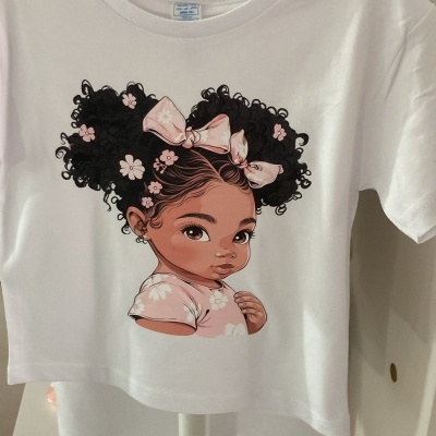 T-shirt branca com estampado de menina de cabelo cacheado e laço rosa