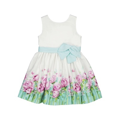 Vestido infantil branco com cinto azul claro e padrão floral rosa na saia