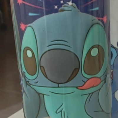 Copo alto com desenho do Stitch em fundo roxo com tampa transparente