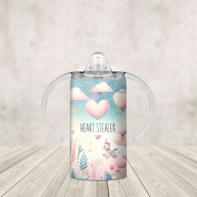 Garrafa infantil azul claro com bico e alças, decorada com corações e texto