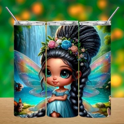 Copos térmicos com imagem de fada colorida em cenário natural
