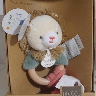Brinquedo bebé leão peluche com argola de madeira na embalagem
