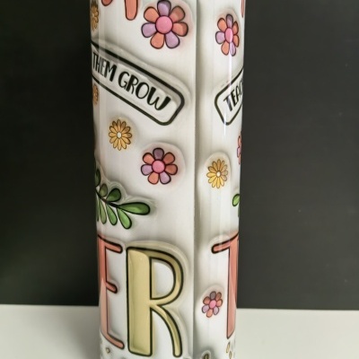 Copo decorativo branco com flores, texto e detalhe de chocolate derretido