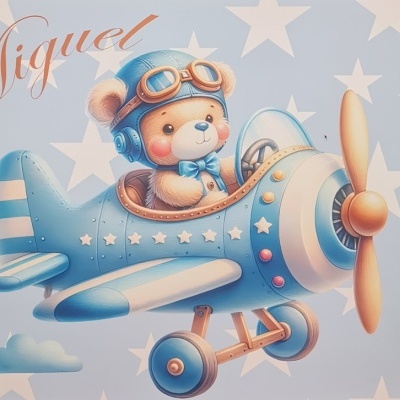 Urso de pelúcia azul claro a pilotar um avião azul com estrelas ao fundo e o nome 'Miguel'.
