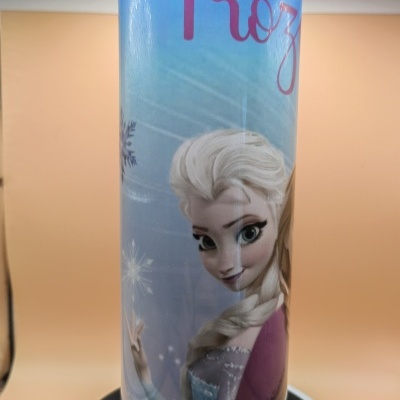 Cilindro decorado com personagem Elsa do filme Frozen em azul e roxo
