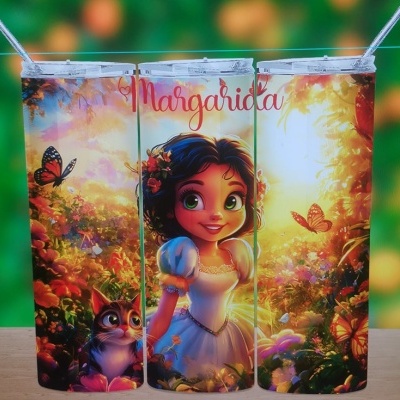 Copo térmico decorado com personagem feminina, borboletas e gato, com o nome 'Margarida'
